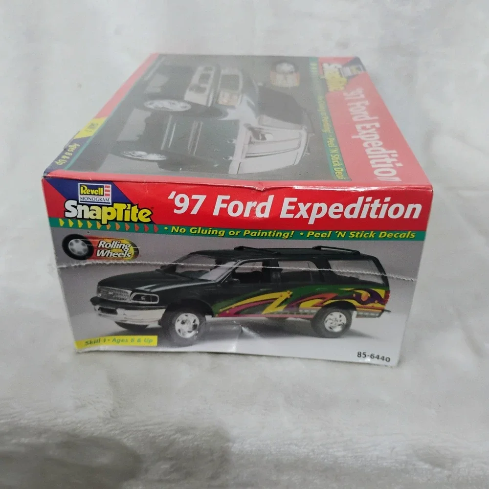 Revell Monogram SnapTite 97 Ford Expedition 1:25 Scale Model Kit 85-6440 New